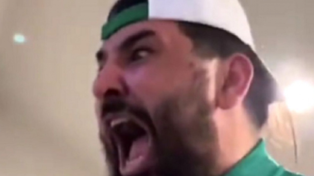 Mohamed Henni p&egrave;te un c&acirc;ble suite &agrave; la d&eacute;faite de l'Alg&eacute;rie (capture Youtube)