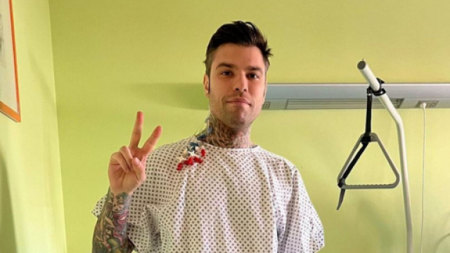 Fedez dimesso dall'ospedale dopo l'intervento al pancreas.