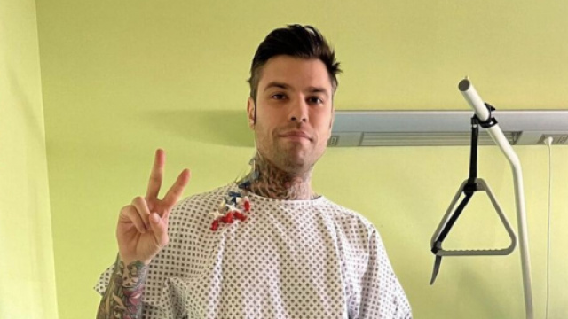 Fedez in ospedale dopo l'intervento riuscito.