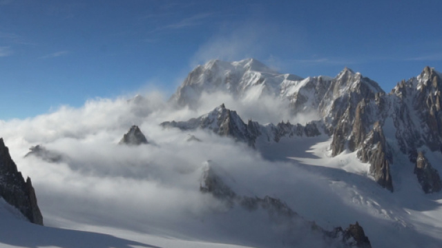 Monte Bianco: scialpinista in un crepaccio, quattro ore per metterlo in salvo.