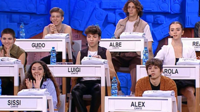 Amici 21, meccanismo serale: tre team capitanati da coppie di prof, Alex vs Luigi.