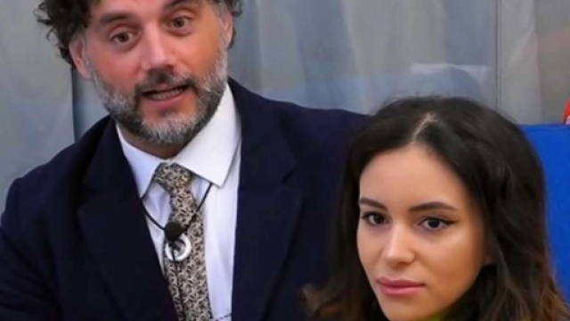 Grande Fratello Vip, Bar&ugrave; spiazza: 'Stavo per baciare Jessica, mi avete interrotto'.