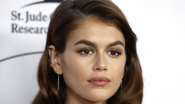 Novit&agrave; tagli di capelli e acconciature per la primavera 2022, lo chignon e il lob di Kaia Gerber.