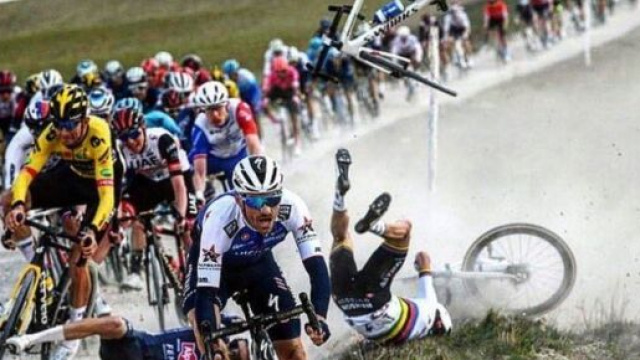 L'incidente di Julian Alaphilippe alla Strade Bianche
