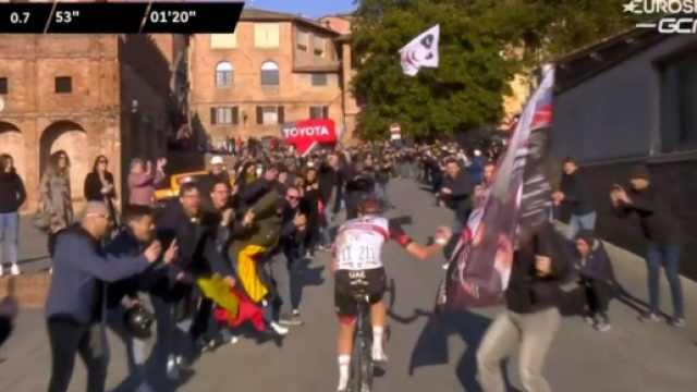Tadej Pogačar al comando della Strade Bianche.