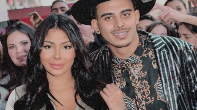 Greg Yega en compagnie de Maeva Ghennam.