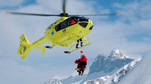 Alpi Carniche, uomo scivola per 200 metri sulla neve ghiacciata: &egrave; in gravi condizioni.