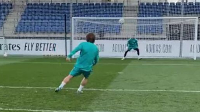 Avant le PSG, Luka Modric r&eacute;gale &agrave; l'entrainement avec une frappe magnifique (capture YouTube)