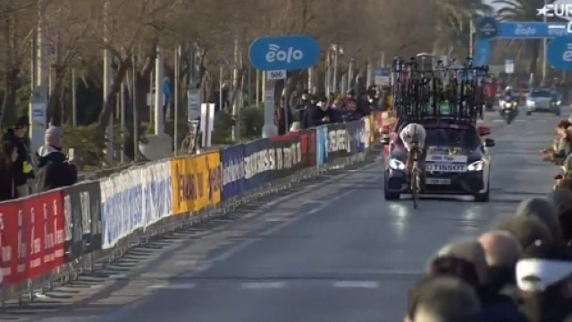 Filippo Ganna seguito dall'ammiraglia Ineos alla Tirreno Adriatico.