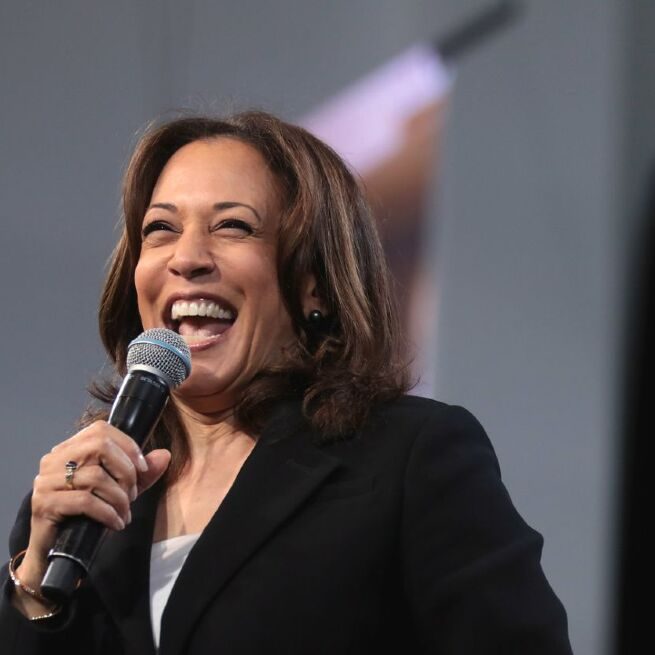 It is false that Kamala Harris laughed at Ukrainian refugees during a press conference (Image source: Gage Skidmore/Flickr)