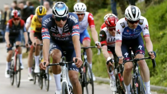 Mathieu Van der Poel impegnato all'Amstel Gold Race