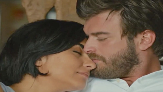 Brave and Beautiful anticipazioni: S&uuml;han (Tuba B&uuml;y&uuml;k&uuml;st&uuml;n) e Cesur (Kıvan&ccedil; Tatlıtuğ) collaborano per scoprire chi ha ucciso F&uuml;gen.