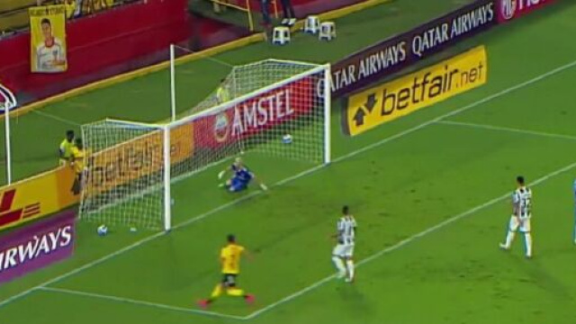 Un corner rentrant &agrave; ras de terre de l'ext&eacute;rieur du pied fait le buzz (capture YouTube)