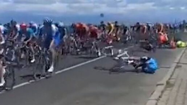 Ciclismo, tifoso taglia la strada al gruppo e provoca caduta: ritiro per Bouhanni (video).