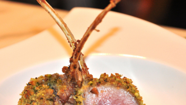 Costolette di agnello con salsa, un piatto davvero prelibato.