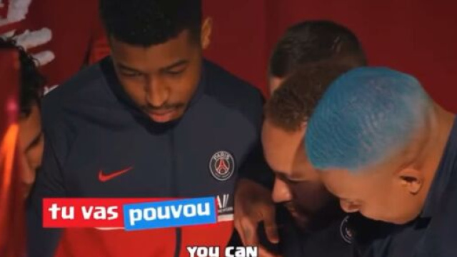 Neymar en train de lire un texte en fran&ccedil;ais. (cr&eacute;dit PSG capture)