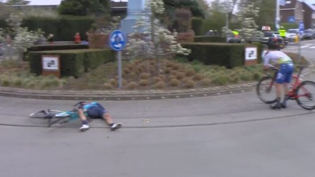 Samuele Battistella caduto nel corso dell'Amstel