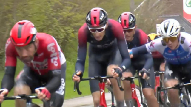 La spinta di Remco Evenepoel a Ben Turner.