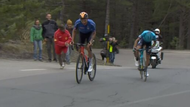 Damiano Caruso al comando dell'ultima tappa del Giro di Sicilia sull'Etna.