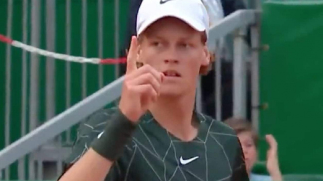 Sinner sfida Alexander Zverev per l'accesso alla semifinale.
