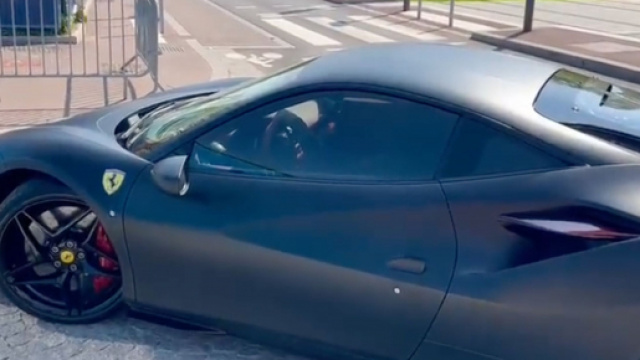 Layvin Kurzawa recal&eacute; du Camp des Loges apr&egrave;s &ecirc;tre arriv&eacute; en retard. (cr&eacute;dit Twiter PSG Community)