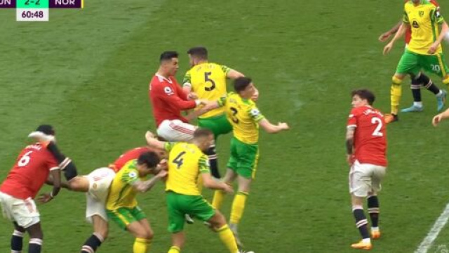 Maguire auteur d'un geste dangereux sur Paul Pogba... (cr&eacute;dit capture RMC Sport)