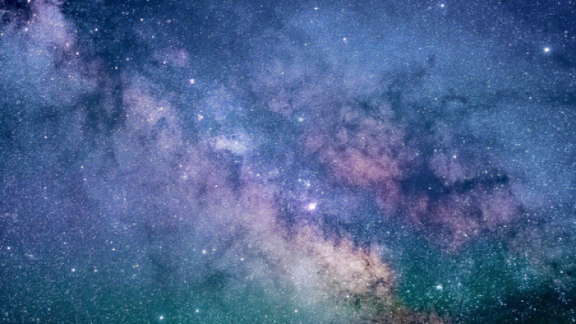 Previsioni zodiacali di domenica 17 aprile: Leone incerto e Sagittario innamorato.