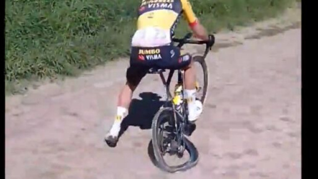 Christophe Laporte rompe la ruota posteriore alla Parigi - Roubaix