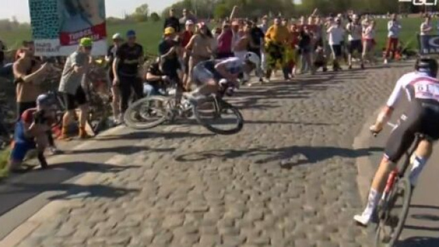 L'incidente di Yves Lampaert alla Parigi - Roubaix.