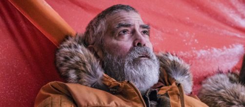 George Clooney em cena do filme "O C&eacute;u da Meia-Noite" (Divulga&ccedil;&atilde;o/Netflix)