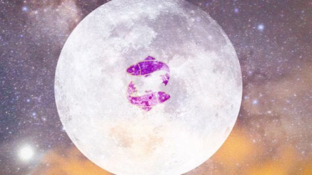 Oroscopo del giorno 25 aprile: Luna in Pesci, l'Acquario gongola in amore.