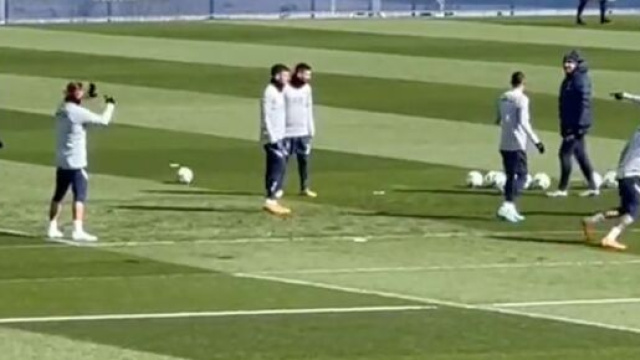 Kylian Mbapp&eacute; parle en espagnol &agrave; ses partenaires du PSG. (cr&eacute;dit capture PSG community)