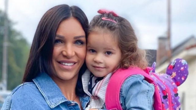 Luna mal &eacute;duqu&eacute;e ? Sa maman, Julia Parades, la met sous la douche froid pour la punir et choque la toile.