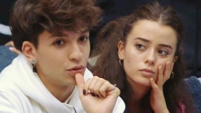 Amici 21, retroscena sesta puntata: 'cori' per Luigi e Carola, disco d'oro e critica per Alex.