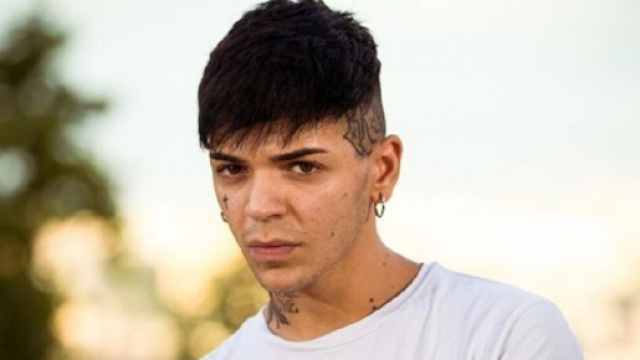 Blind &egrave; un cantante e concorrente della sedicesima edizione de L'Isola dei Famosi.