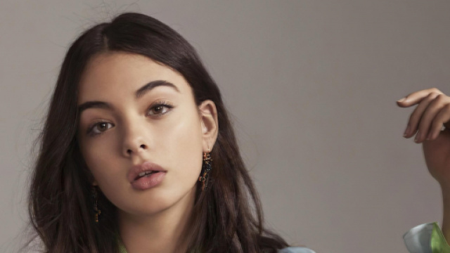 Novit&agrave; tagli capelli e accessori primavera 2022, il foulard di Deva Cassel e lo sliced bob.