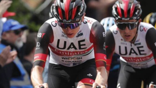 Tadej Pogacar impegnato alla Freccia Vallone.