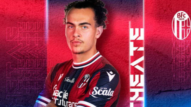 Arthur Theate con la maglia del Bologna.