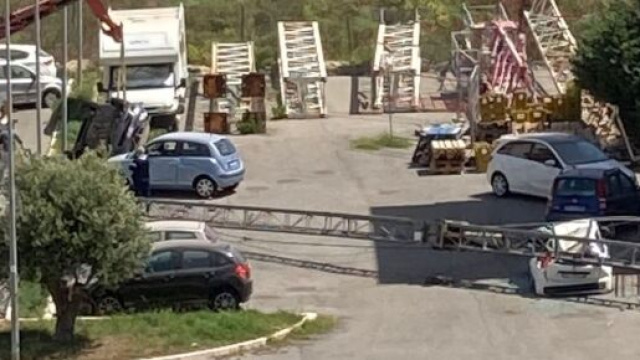 Crotone, una gru si schianta sulle auto