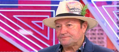 Amador Mohedano estaba acompa&ntilde;ado de una mujer en la Feria de Chipiona (Captura de pantalla de Telecinco)