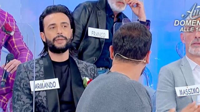 Uomini e donne, Armando smascherato da Alessandra