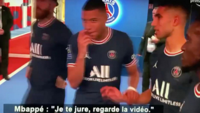 Kylian Mbapp&eacute; en discussion avec Hakimi au Parc des Princes. (cr&eacute;dit capture Prime Video)