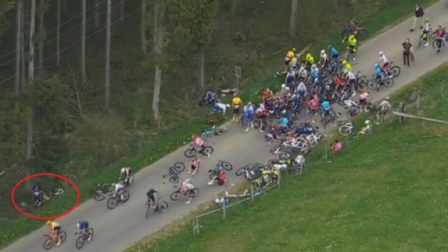 La maxi caduta avvenuta alla Liegi-Bastogne-Liegi.