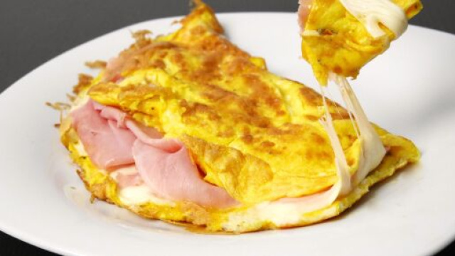 Omelette prosciutto e formaggio.