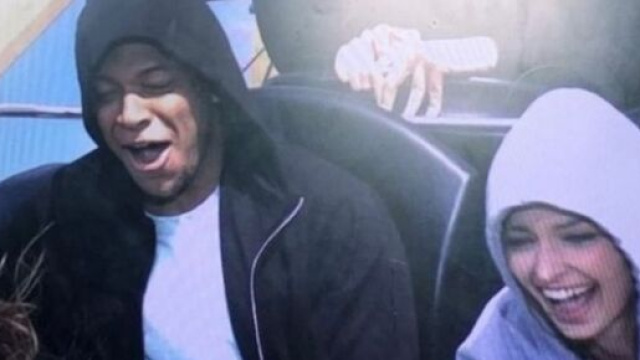 Kylian Mbapp&eacute; et Emma Smet dans une attraction du Parc Asterix, la vid&eacute;o buzze (capture YouTube)