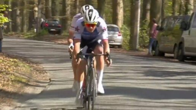 Remco Evenepoel all'attacco nella Liegi Bastogne Liegi.