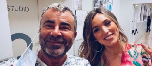 Jorge Javier y Marta Riesco se tomaron una foto en los pasillos de Mediaset (Twitter, jjaviervazquez)
