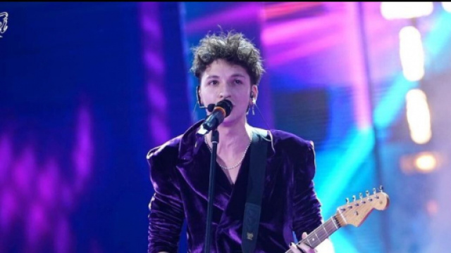 Amici 2022, spoiler settimo serale: Luigi salvato dalla giuria e vincitore della prova Tim, ospite Ghali.