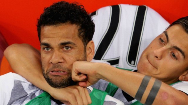 Dani Alves chiama Dybala al Barcellona.