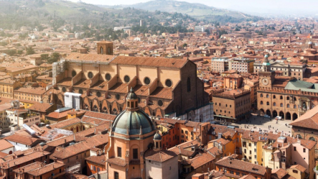 La citt&agrave; di Bologna: piazza Maggiore.